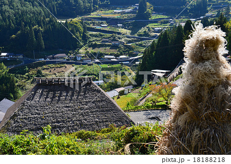落合集落　（徳島県三好市東祖谷落合・茅葺屋根とコエグロ）3（国指定重要伝統的建造物群保存地区） 18188218