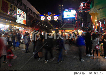 台東区上野アメ横 夜 の画像の写真素材