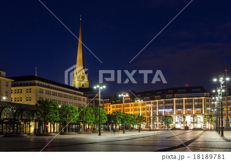 Rathausmarkt, a square in Hamburg, Germany 18189781