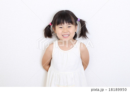 笑顔の女の子 ５歳 の写真素材
