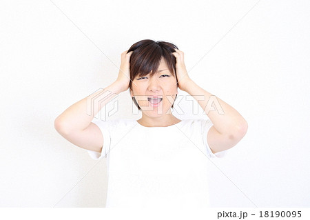 頭を抱えるショートカットの女性 18190095