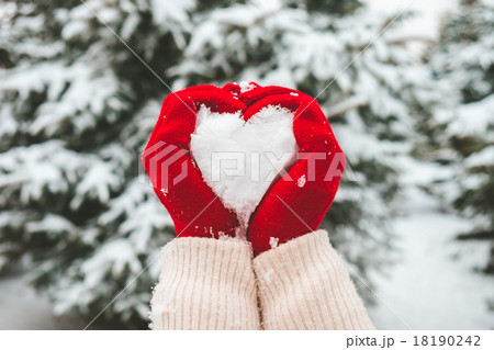 Woman in red gloves 18190242