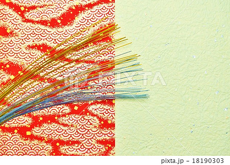 年賀状背景素材・和雲に波柄と無地淡黄和紙等分背景紙に金銀水引（端）・横位置ハガキ対応比 18190303