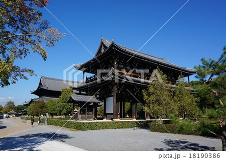 京都「東福寺」の三門と本堂 京都「東福寺」の三門と本堂 18190386