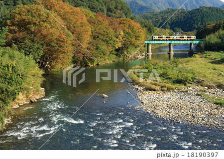 水郡線「奥久慈の紅葉と美しき久慈川風景を走る列車」 水郡線「奥久慈の紅葉と美しき久慈川風景を走る列車」 18190397