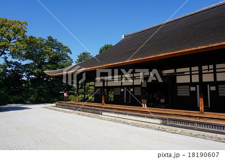 京都「建仁寺」方丈:砂紋の美しい石庭「大雄苑」 京都「建仁寺」方丈:砂紋の美しい石庭「大雄苑」 18190607