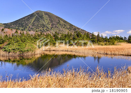 八甲田連峰高田大岳と睡蓮沼 八甲田連峰高田大岳と睡蓮沼 18190905