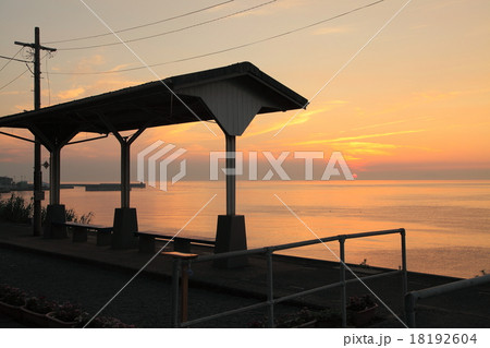 伊予下灘駅の夕日 伊予下灘駅の夕日 18192604