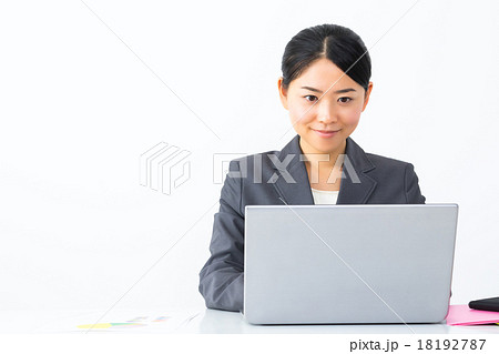女性　OL　オフィスレディ　仕事中のビジネスウーマン　ビジネスシーン　オフィスシーン 18192787