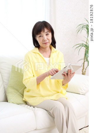 アイパッドをするシニア 18192876