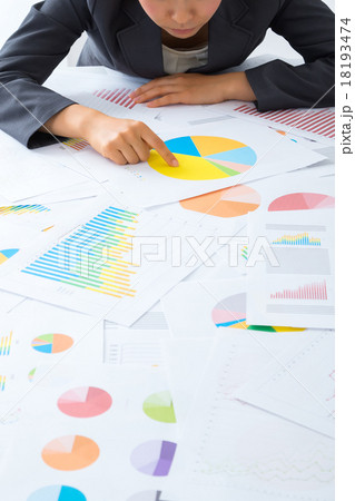 女性　ビジネスイメージ　仕事中　オフィスレディ　大量の資料　書類　データ　ビジネスウーマン　グラフ 18193474