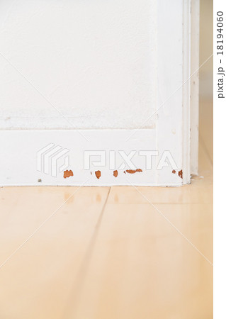リフォーム前の壁　老朽化　ダメージ　痛んだ壁　傷ついた壁　家　マイホーム　白い壁　ドアの縁 18194060