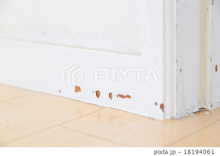 リフォーム前の壁　老朽化　ダメージ　痛んだ壁　傷ついた壁　家　マイホーム　白い壁　ドアの縁 18194061