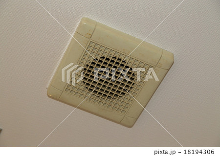 換気扇 通気口 換気 網目 空気の入れ替え 汚れ 大掃除 ハウスクリーニング 家事代行 家 換気扇 通気口 換気 網目 空気の入れ替え 汚れ 大掃除 ハウスクリーニング 家事代行 家 18194306