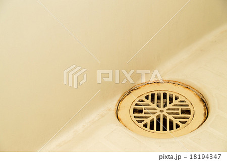 排水溝　汚れた排水溝　汚い　汚れ　ハウスクリーニング　水垢汚れ　 18194347