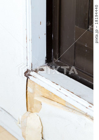 リフォーム前の壁　老朽化　ダメージ　痛んだ壁　傷ついた壁　家　マイホーム　白い壁　ドアの縁 18194440