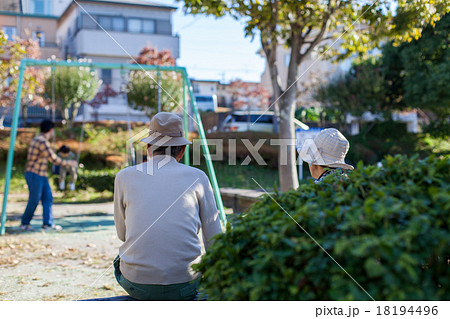 公園で游ぶ家族 18194496