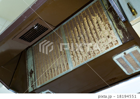 キッチンの換気扇　油汚れ　清掃業　ハウスクリーニング　家事代行業　大掃除　べたべた油汚れ 18194551