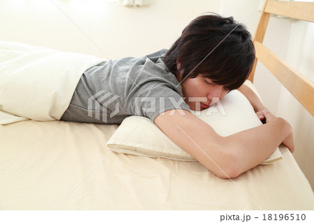 ベッドで熟睡する大学生の男の子 ベッドで熟睡する大学生の男の子 18196510