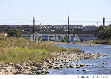 多摩川を渡る京王本線7000系電車 多摩川を渡る京王本線7000系電車 18196569