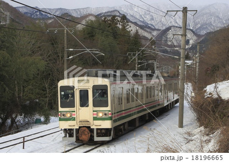 冬の谷川岳と上越線107系 18196665