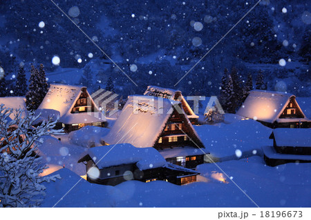 冬の五箇山菅沼地区のライトアップ 18196673