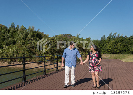 マタニティ　赤ちゃんを待つ日　湖畔のカップル 18197578
