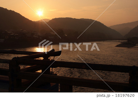 京都 宇治橋から見た日の出の写真素材