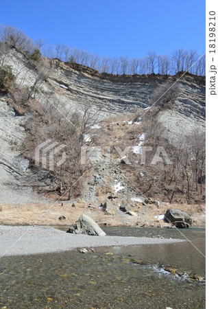 露出した地層（赤平川･左岸／埼玉県秩父郡小鹿野町） 18198210