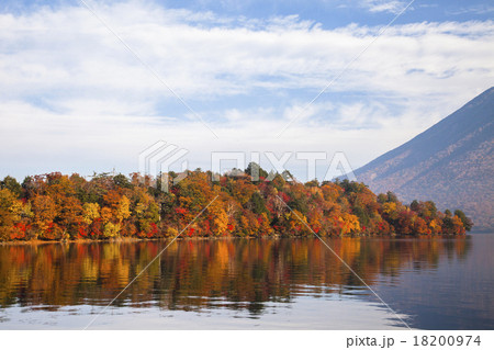 中禅寺湖と紅葉 18200974