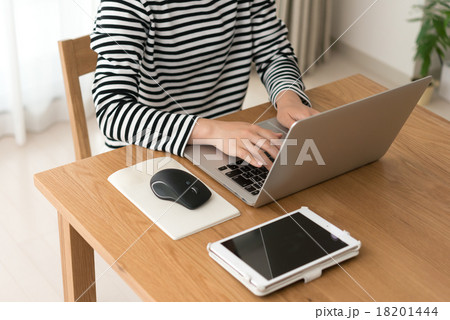 居間でPC 18201444