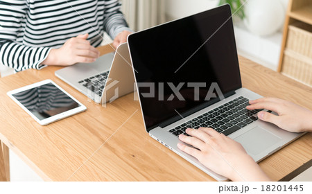 居間でPC 18201445