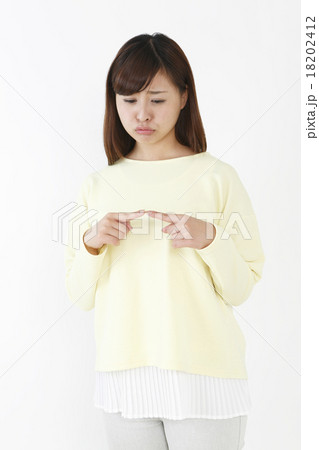 不安な女性 不安な女性 18202412
