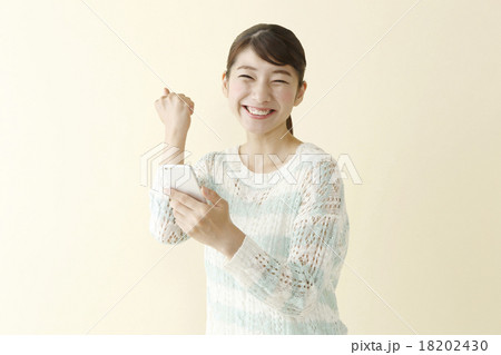 スマホを持つ女性　　　　　　　　 18202430