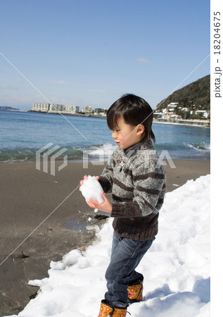 雪遊びする子供と海岸風景 18204675