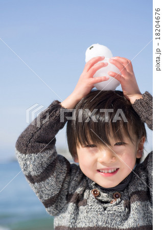 雪遊びする子供と海岸風景 18204676