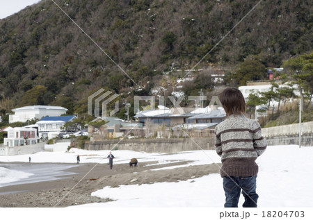 子供の後姿と雪の残る海岸風景 子供の後姿と雪の残る海岸風景 18204703