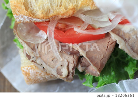 フランスパンを使ったローストビーフのサンドイッチ フランスパンを使ったローストビーフのサンドイッチ 18206361