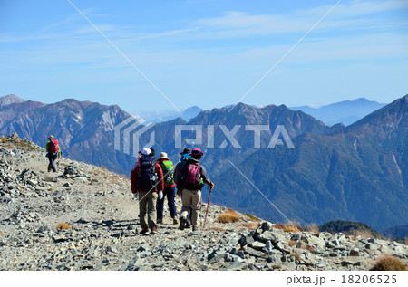 真砂岳を歩く登山者：立山縦走 18206525