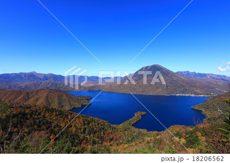 半月山から中禅寺湖をのぞむ 18206562