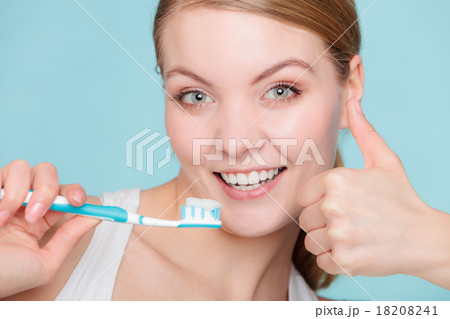 toothbrush that holds toothpaste
