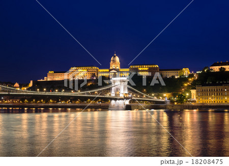 Danube river, Chain Bridge and Royal Palace 18208475