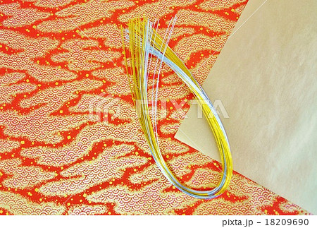 年賀状背景素材・金和紙に金銀水引（綴じ）・和雲に波柄和紙バック横位置・ハガキ対応比 18209690