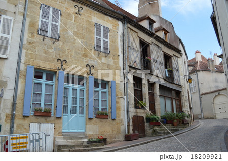 フランス ブルゴーニュ地方の古い建物の写真素材 フランス ブルゴーニュ地方の古い建物の写真素材
