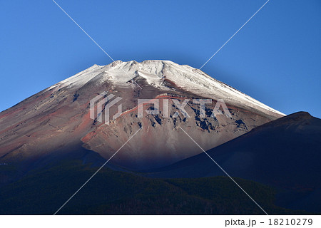初冠雪の朝、富士山頂と宝永火口、宝永山 18210279