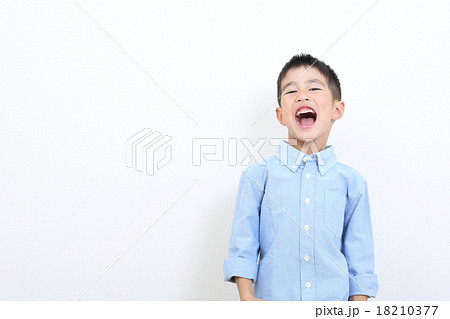 大笑いをする男の子 18210377