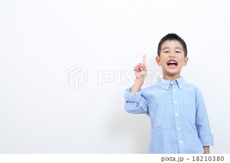 指さしをする男の子 18210380