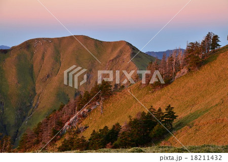 朝陽射すジロウギュウ2　（徳島県剣山山頂より） 18211432