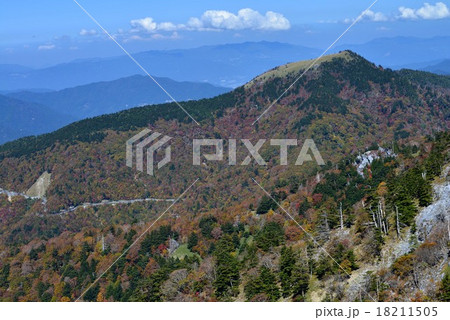 丸笹山と国道439号 (徳島県剣山より) 丸笹山と国道439号 (徳島県剣山より) 18211505