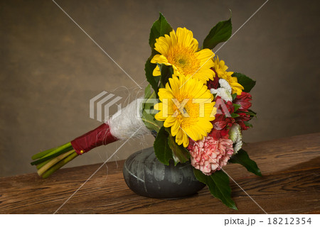 bouquet in vase 18212354